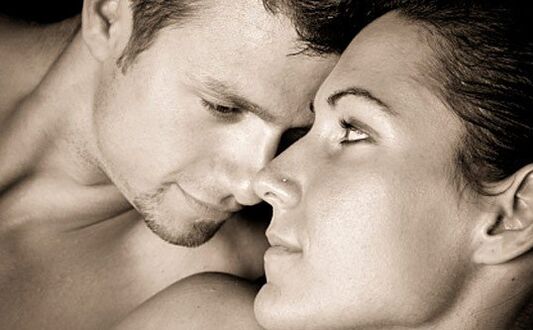 Frau und Mann steigern ihre Potenz durch Vitamine